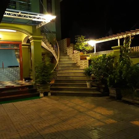 Backpackers Hotel Хатинь Экстерьер фото