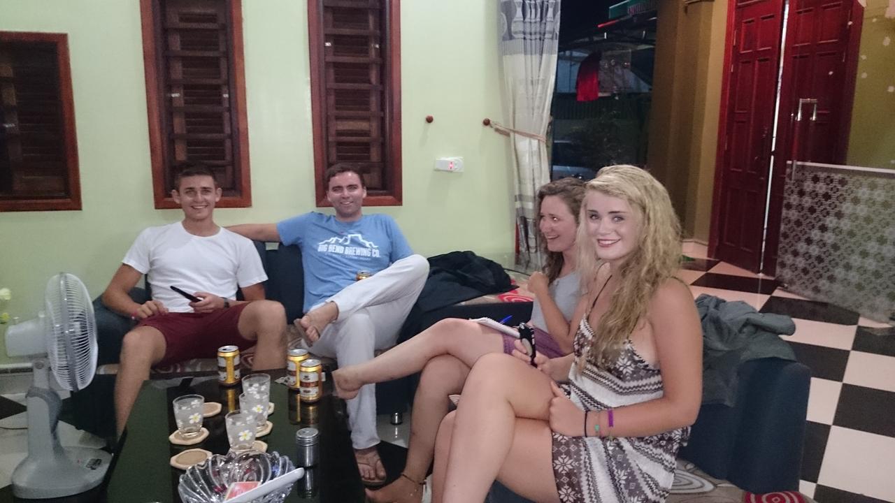 Backpackers Hotel Хатинь Экстерьер фото