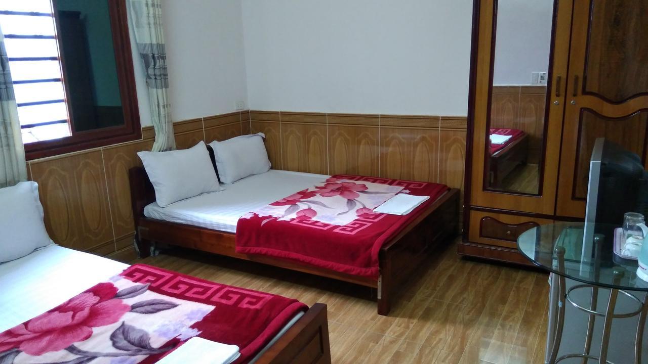 Backpackers Hotel Хатинь Экстерьер фото