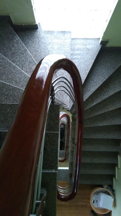 Backpackers Hotel Хатинь Экстерьер фото
