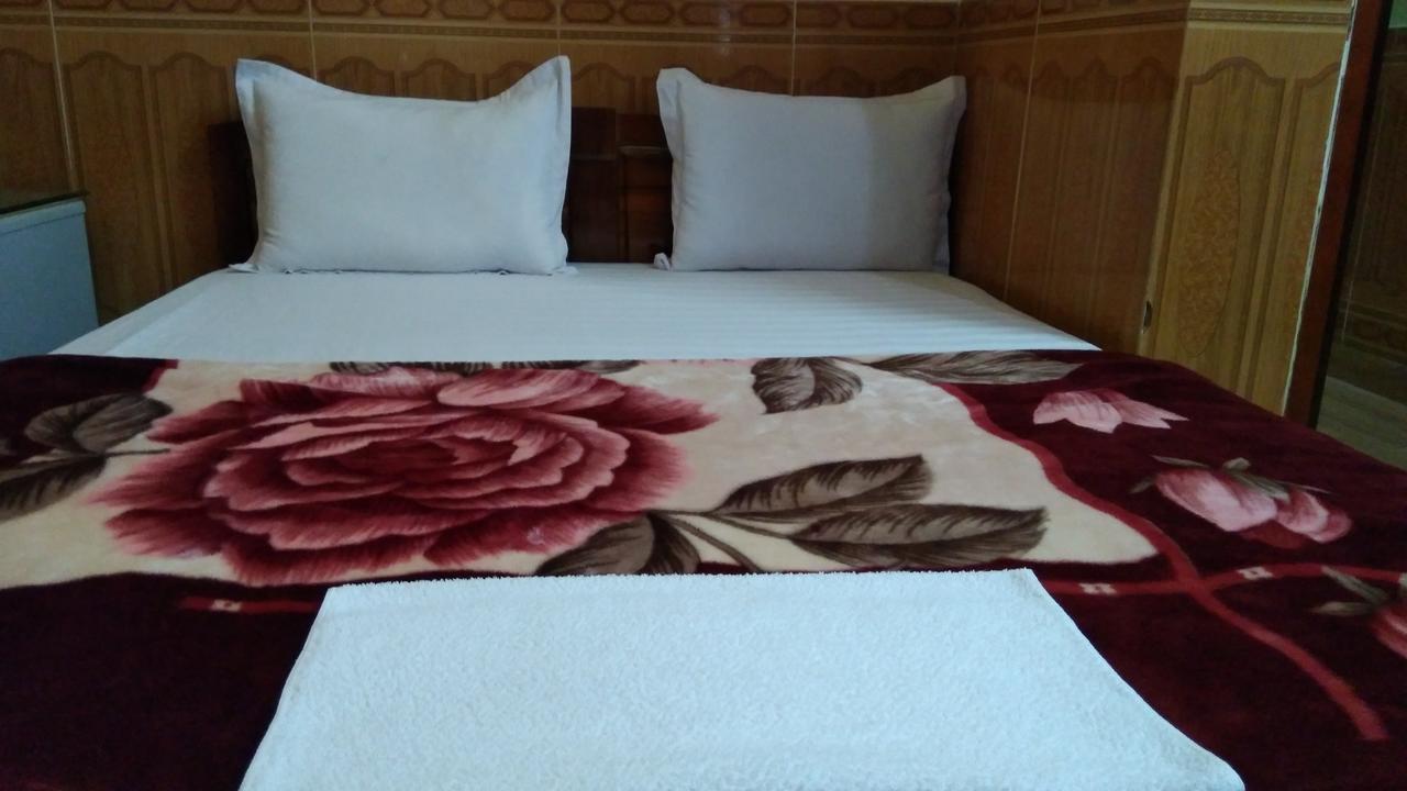 Backpackers Hotel Хатинь Экстерьер фото