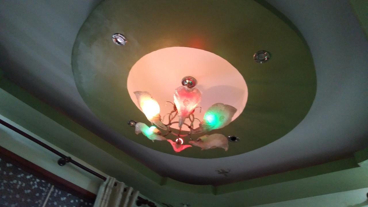 Backpackers Hotel Хатинь Экстерьер фото