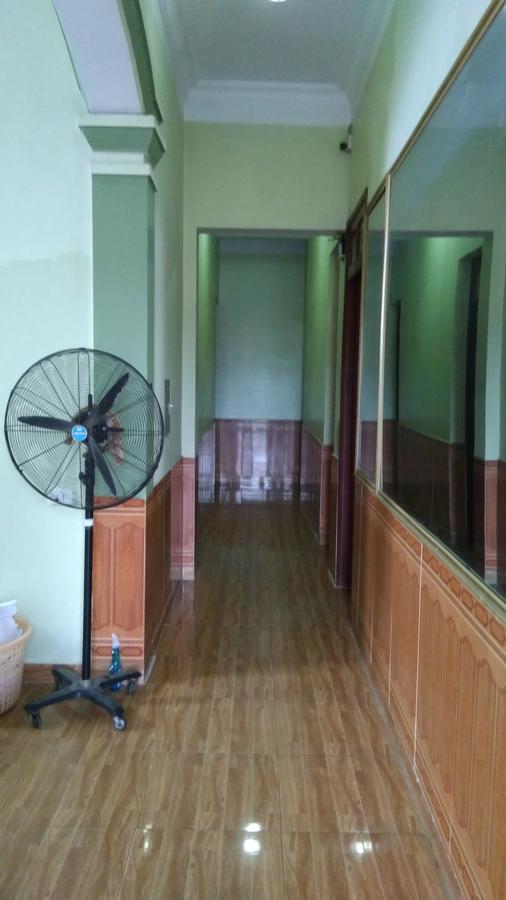 Backpackers Hotel Хатинь Экстерьер фото