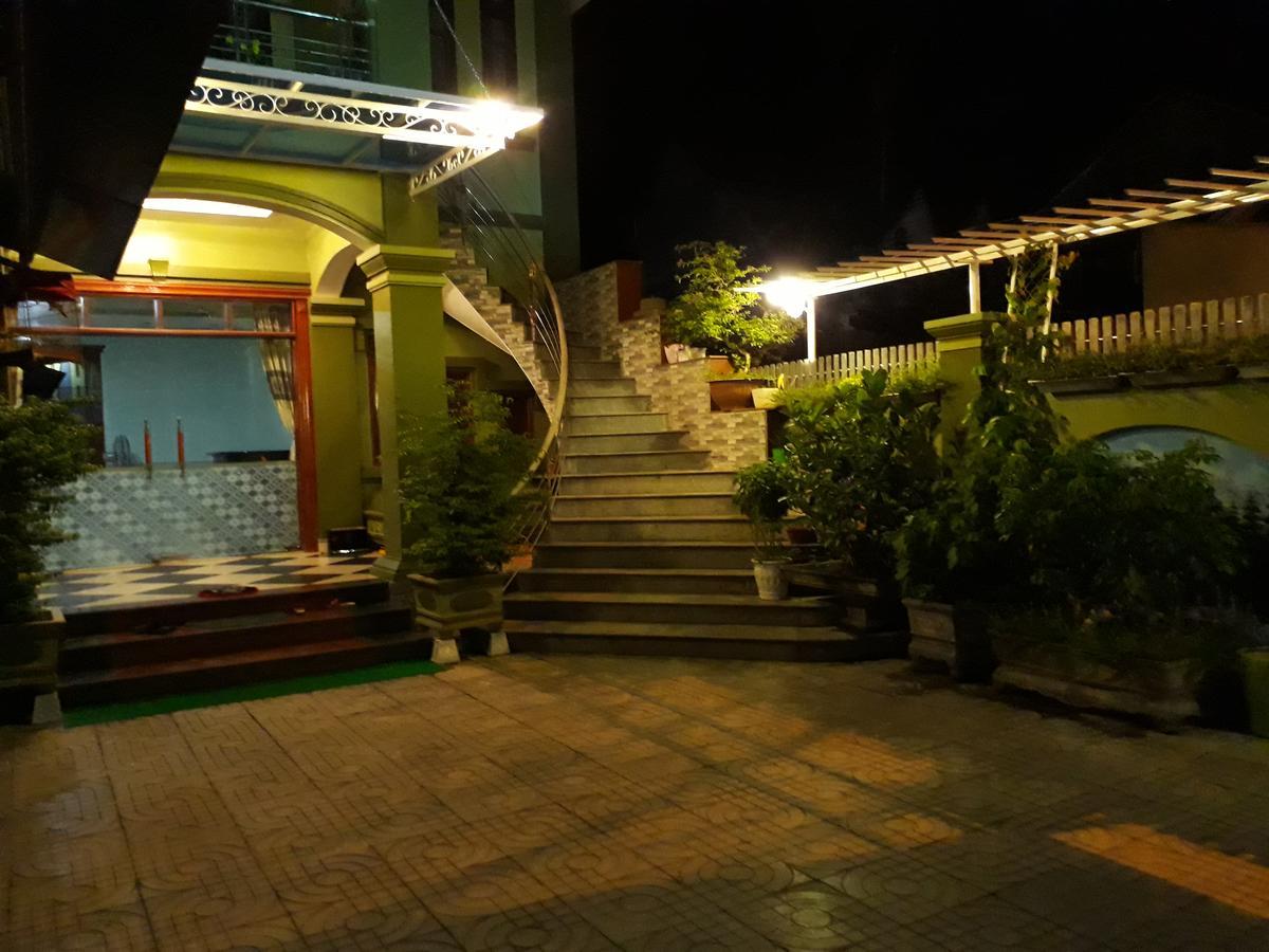 Backpackers Hotel Хатинь Экстерьер фото