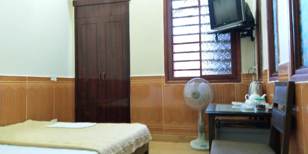 Backpackers Hotel Хатинь Экстерьер фото