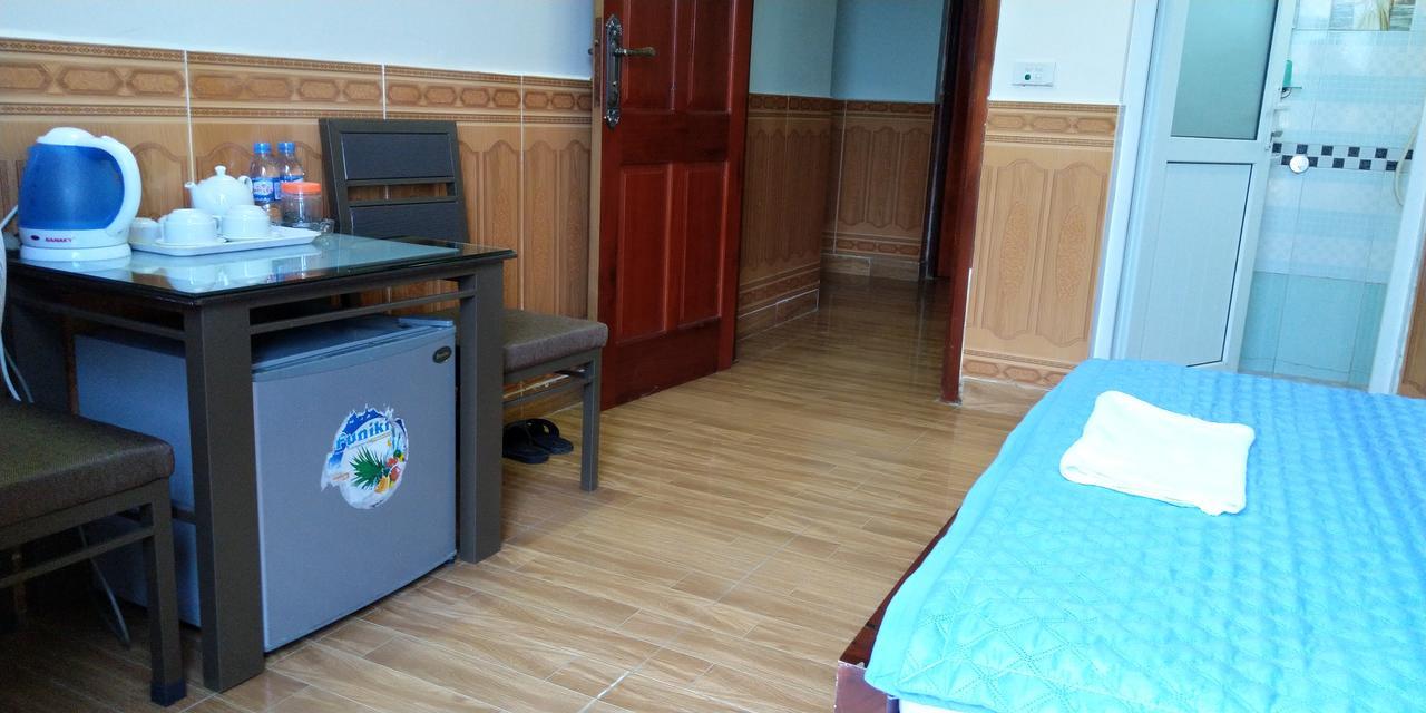 Backpackers Hotel Хатинь Экстерьер фото