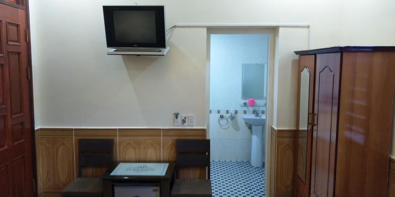 Backpackers Hotel Хатинь Экстерьер фото