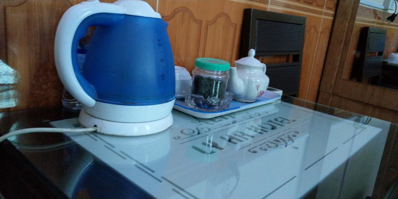 Backpackers Hotel Хатинь Экстерьер фото