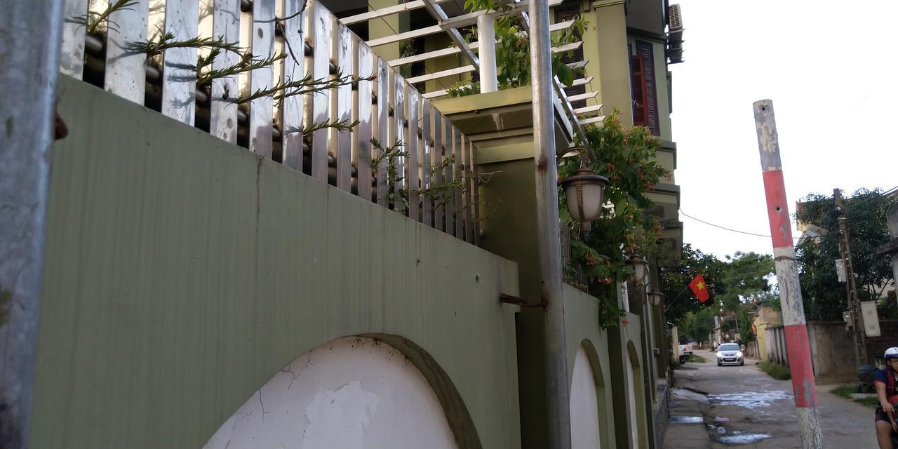 Backpackers Hotel Хатинь Экстерьер фото