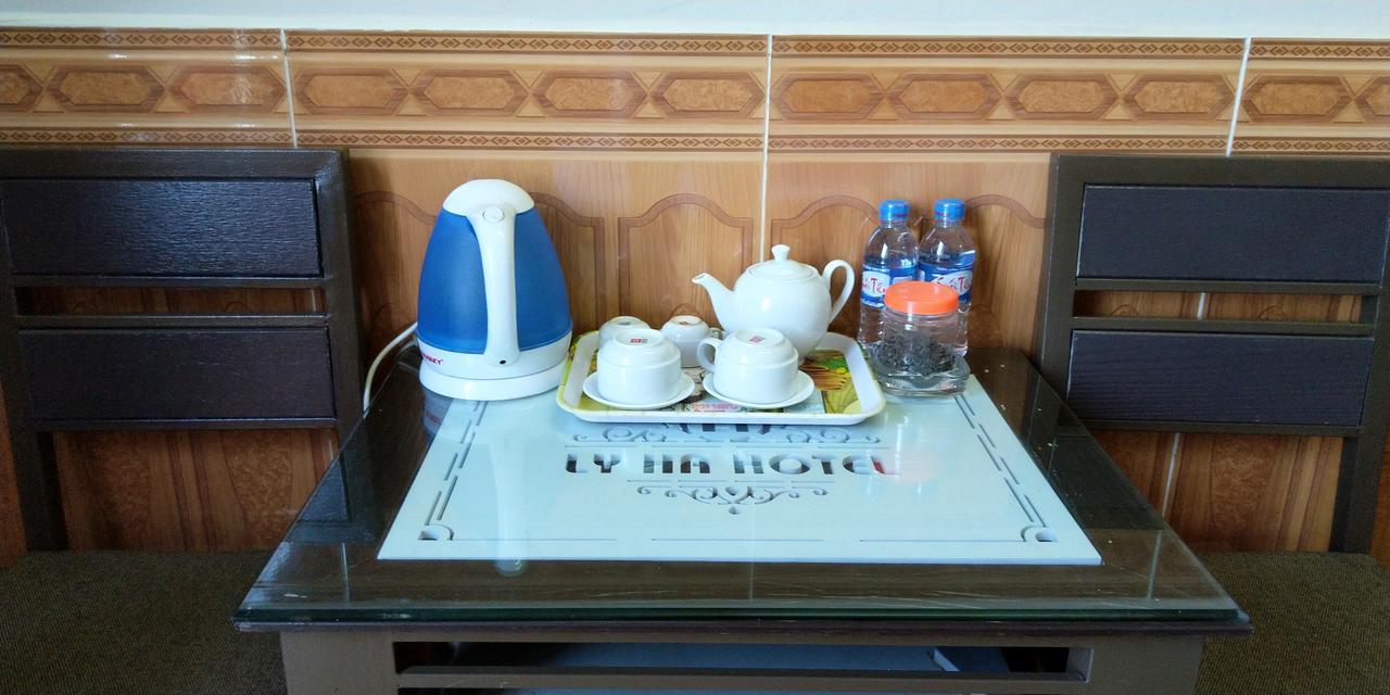Backpackers Hotel Хатинь Экстерьер фото