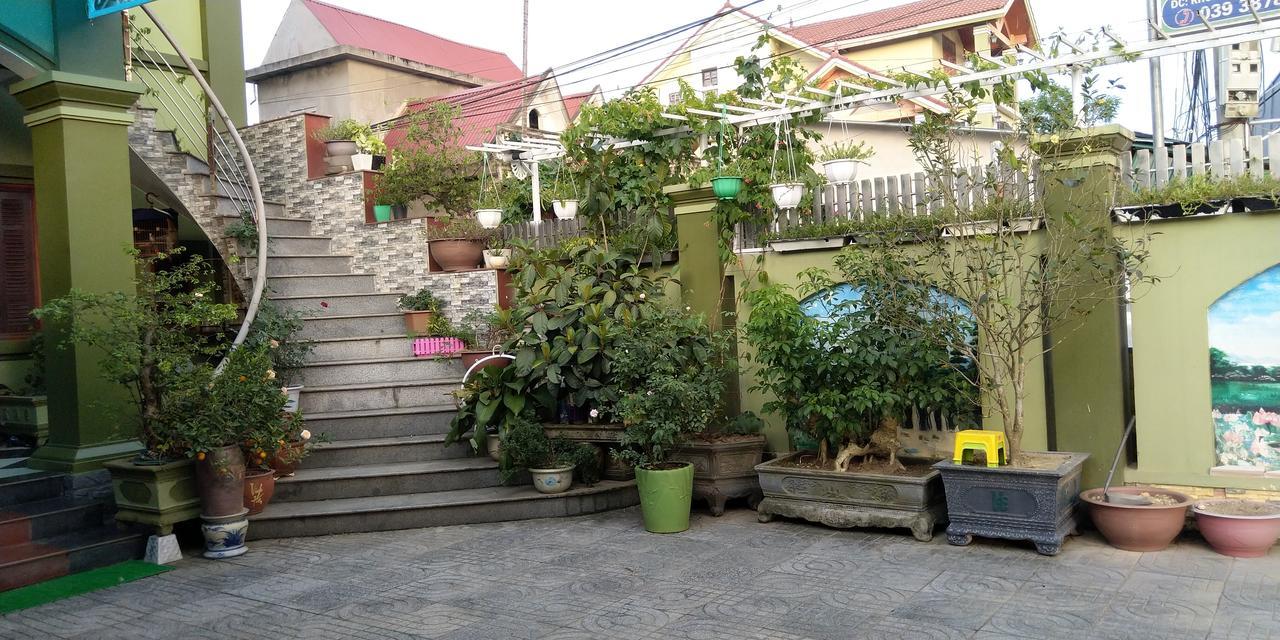 Backpackers Hotel Хатинь Экстерьер фото