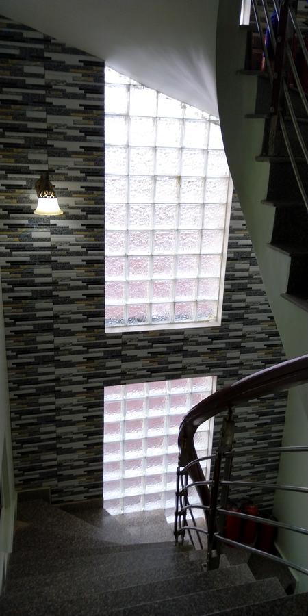 Backpackers Hotel Хатинь Экстерьер фото