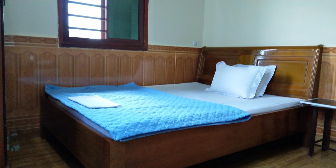 Backpackers Hotel Хатинь Экстерьер фото