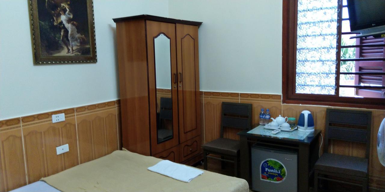 Backpackers Hotel Хатинь Экстерьер фото