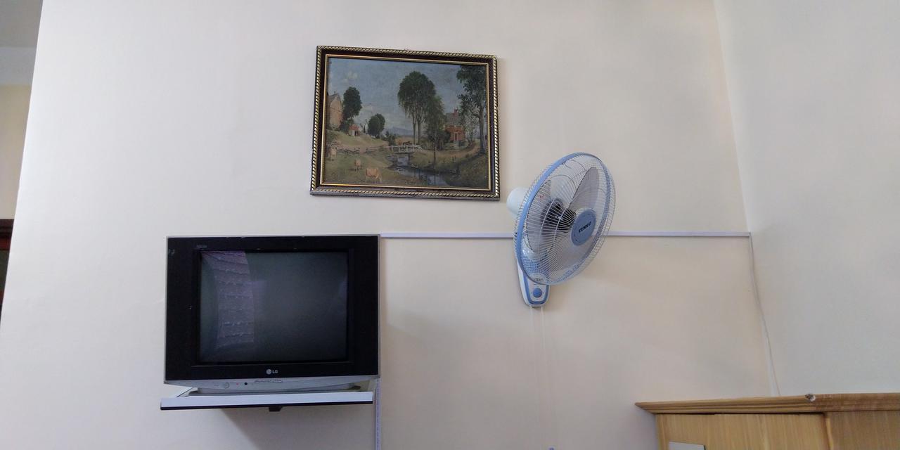 Backpackers Hotel Хатинь Экстерьер фото