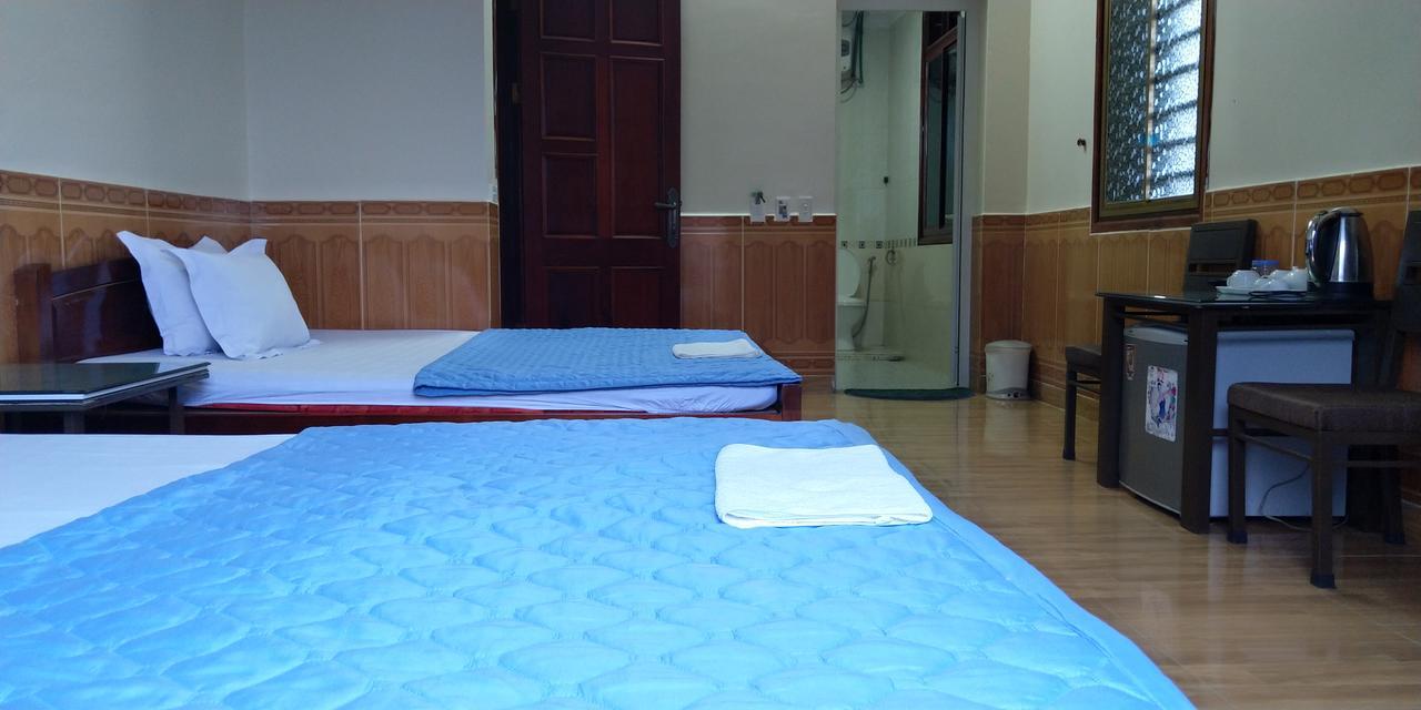 Backpackers Hotel Хатинь Экстерьер фото