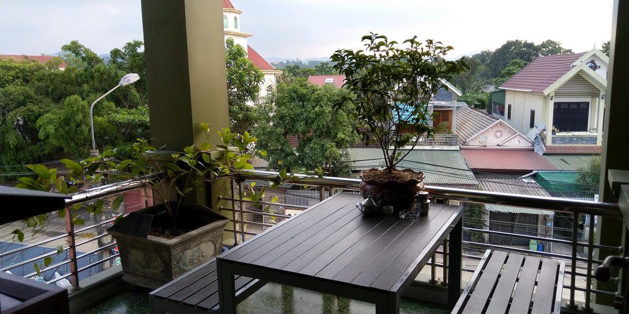 Backpackers Hotel Хатинь Экстерьер фото